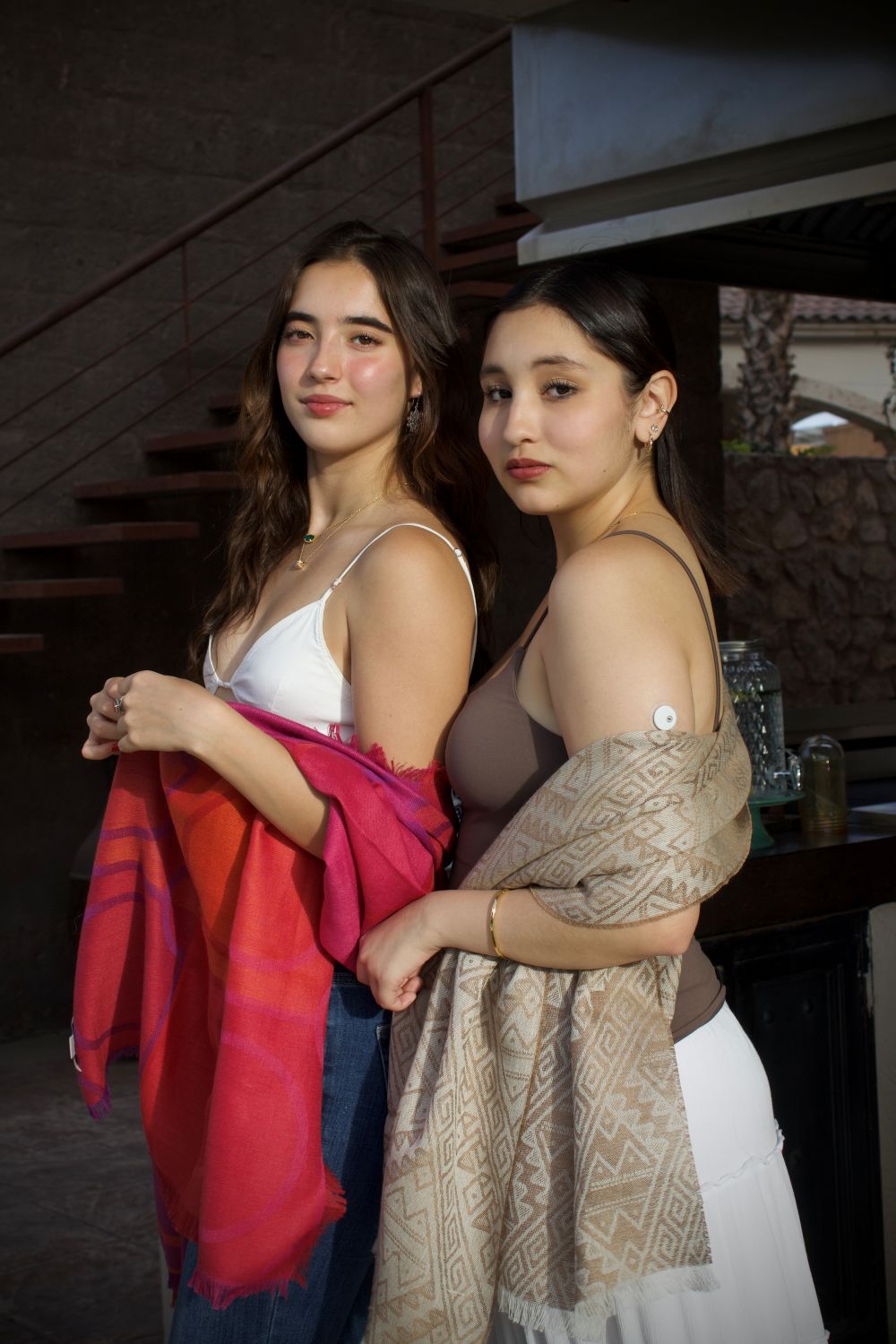 Chal de bebé alpaca y seda rojo fucsia — Envoltura bohemia reversible tejida a mano | Zia's Beauties Perú