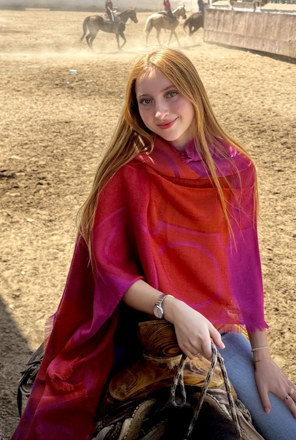 Chal de bebé alpaca y seda rojo fucsia — Envoltura bohemia reversible tejida a mano | Zia's Beauties Perú