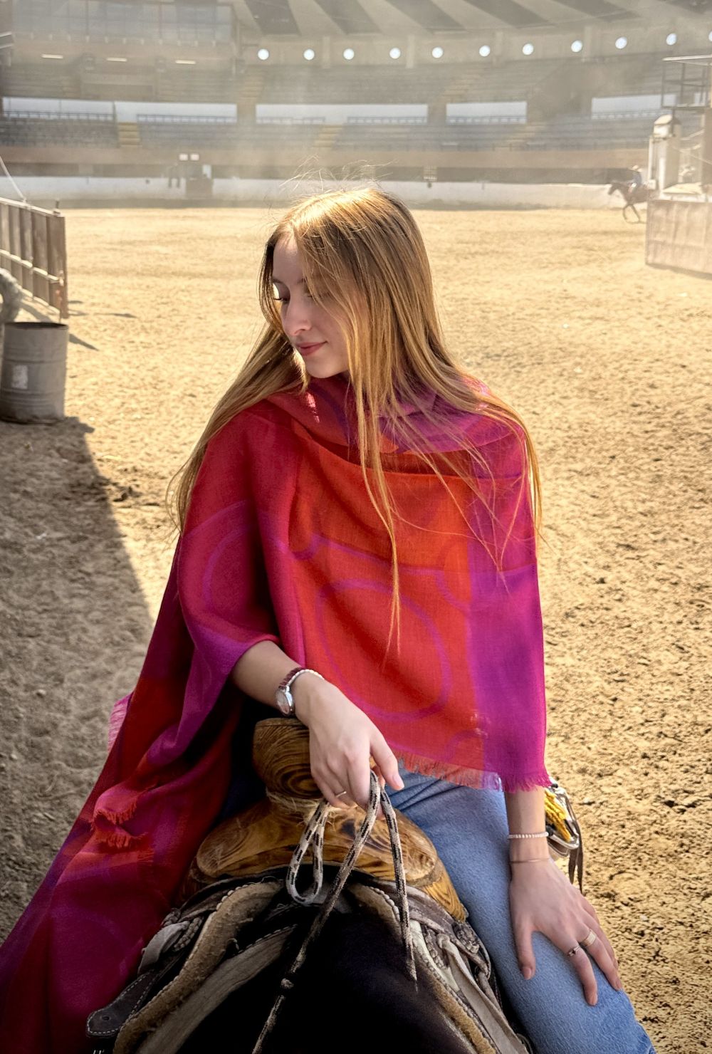 Chal de bebé alpaca y seda rojo fucsia — Envoltura bohemia reversible tejida a mano | Zia's Beauties Perú