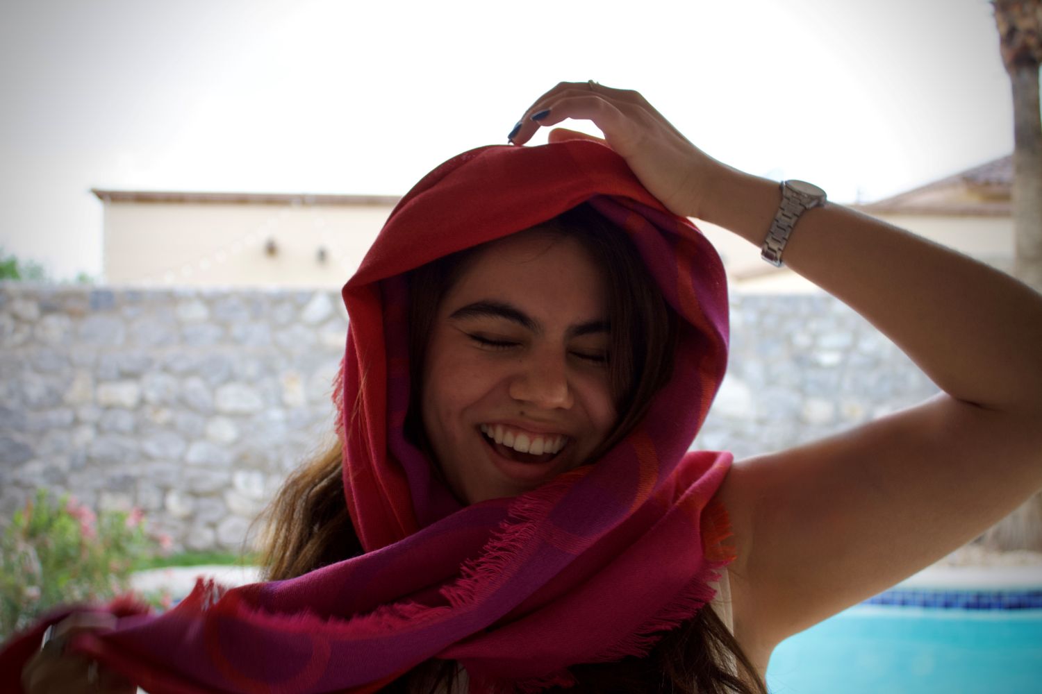 Chal de bebé alpaca y seda rojo fucsia — Envoltura bohemia reversible tejida a mano | Zia's Beauties Perú
