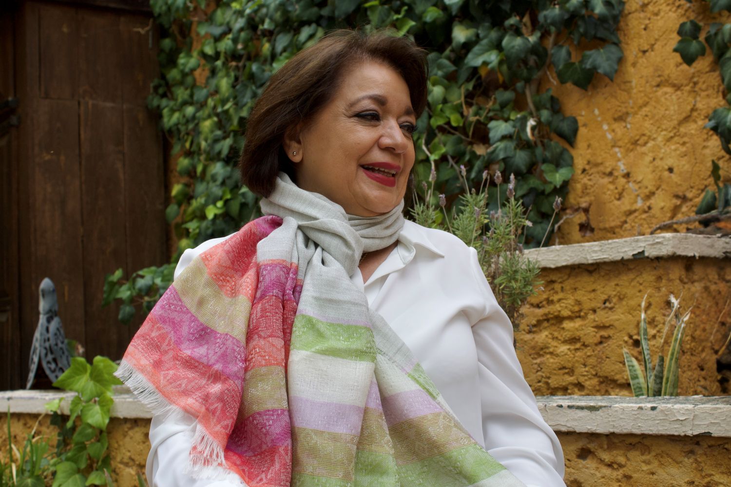 Chal de Bebé Alpaca y Seda Arena — Abrigo Asimétrico Multicolor Tejido a Mano | Zia's Beauties Perú