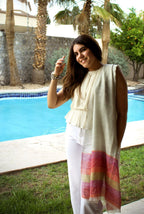 Chal de Bebé Alpaca y Seda Arena — Abrigo Asimétrico Multicolor Tejido a Mano | Zia's Beauties Perú