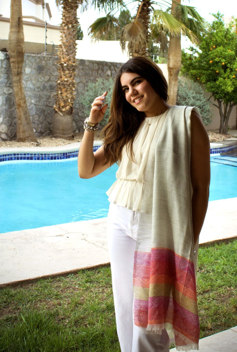 Chal de Bebé Alpaca y Seda Arena — Abrigo Asimétrico Multicolor Tejido a Mano | Zia's Beauties Perú