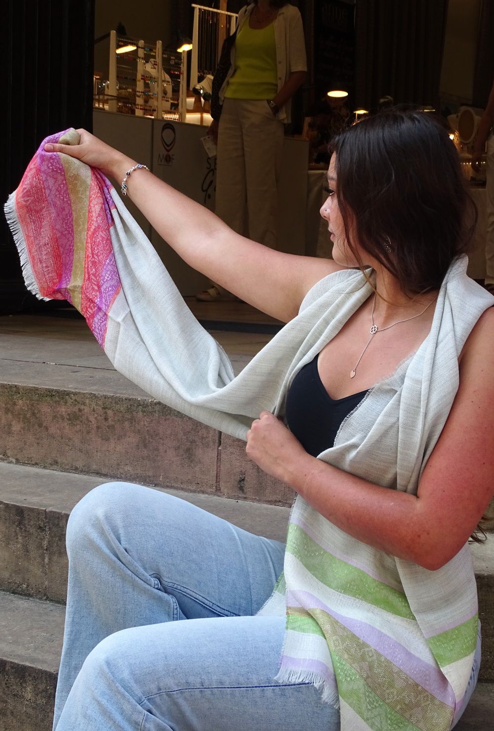 Chal de Bebé Alpaca y Seda Arena — Abrigo Asimétrico Multicolor Tejido a Mano | Zia's Beauties Perú
