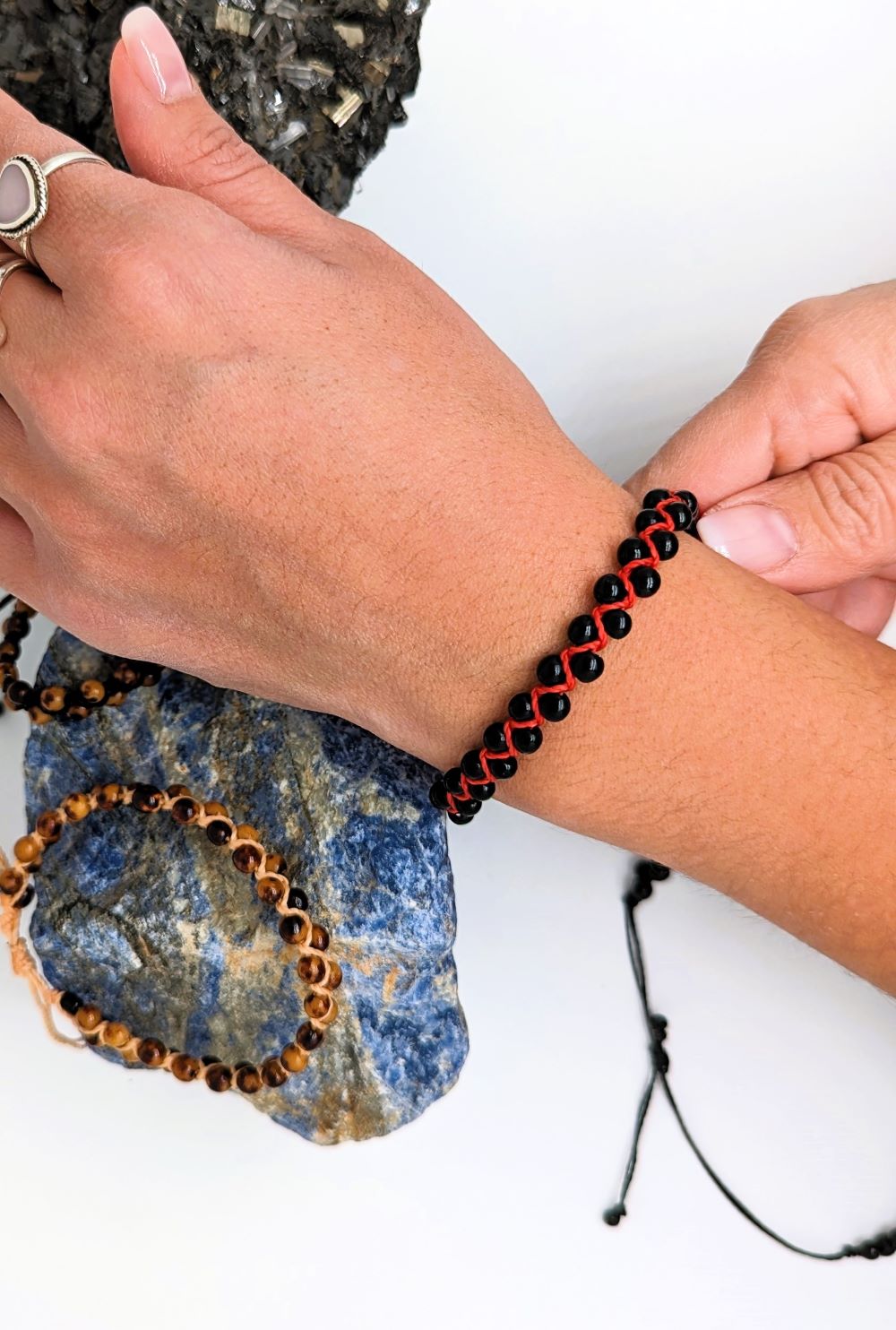 Bracelet double rang de graines amazoniennes Huayruros et Chirmi - Bracelet artisanal péruvien