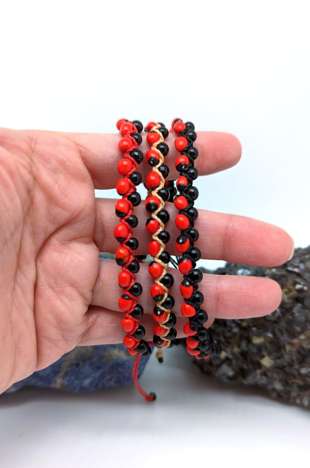 Pulsera Doble Hilo de Semillas Amazónicas de Huayruros y Chirmi - Pulsera Artesanal Peruana