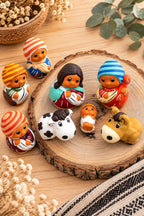 Crèche Péruvienne Mantitas — 8 Pièces, 5 cm, Style Ayacucho