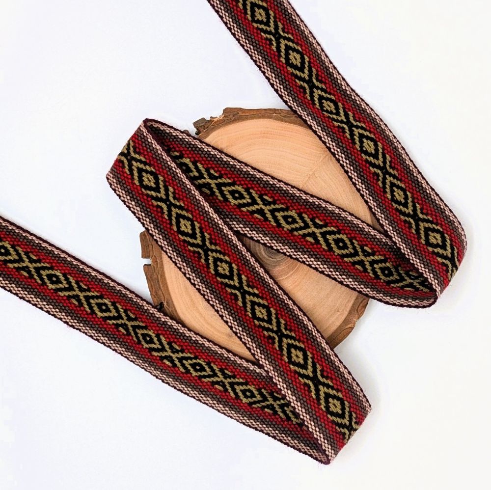 Cinta de Lana Peruana de 3,5 cm de Ancho, Tejida a Mano en Telar Tradicional, Motivos Geométricos Andinos, Se Vende por Metro