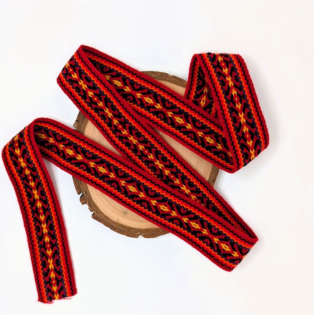 Cinta de Lana Peruana de 3,5 cm de Ancho, Tejida a Mano en Telar Tradicional, Motivos Geométricos Andinos, Se Vende por Metro