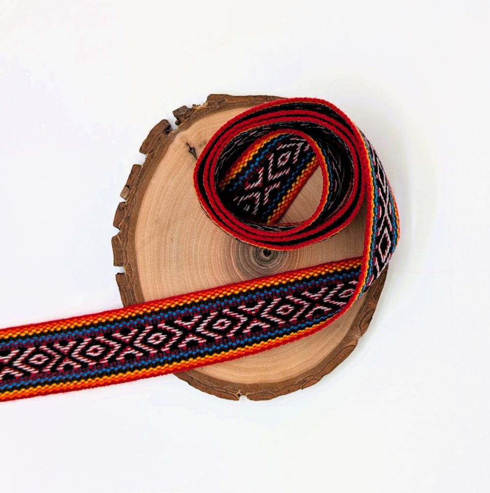 Cinta de Lana Peruana de 3,5 cm de Ancho, Tejida a Mano en Telar Tradicional, Motivos Geométricos Andinos, Se Vende por Metro