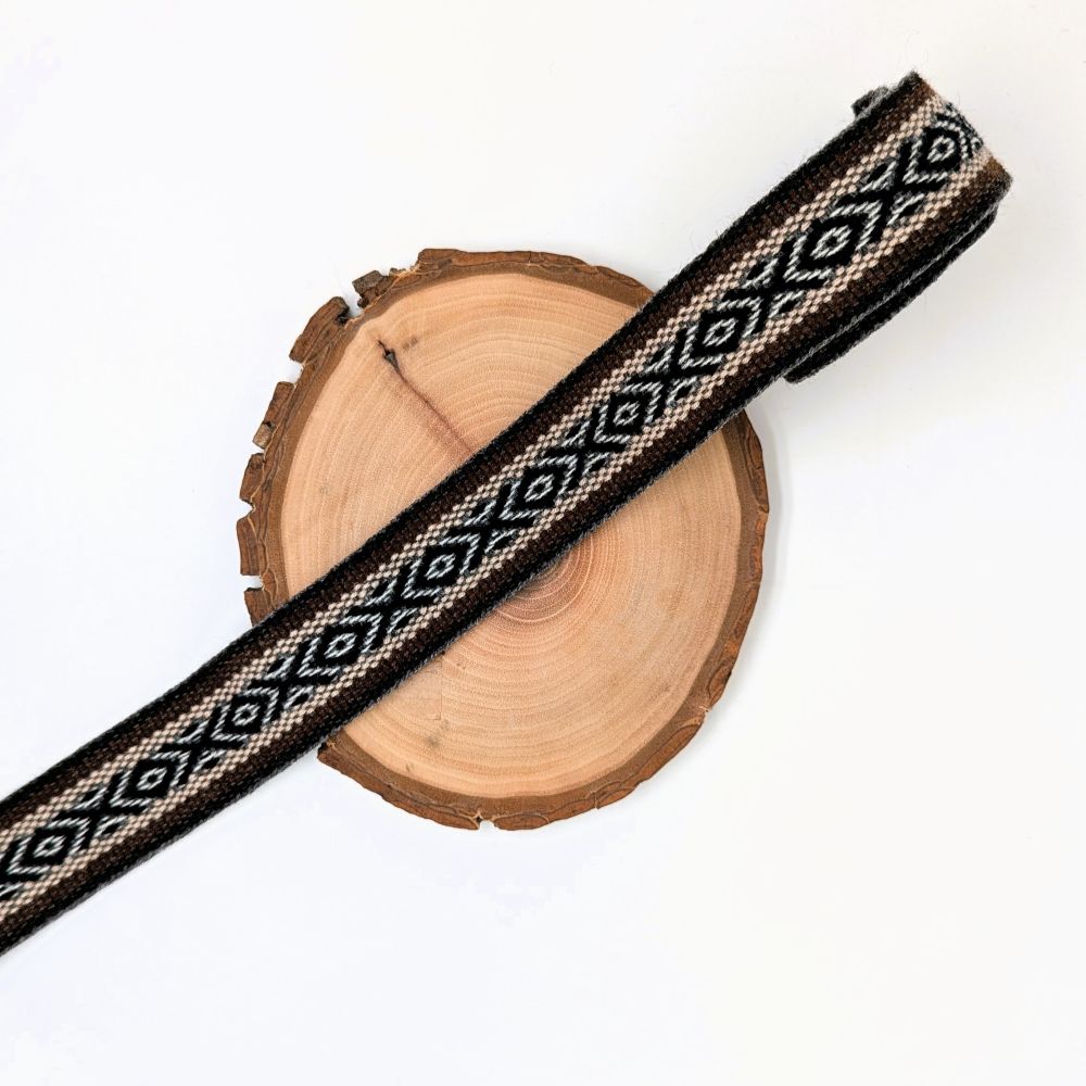 Cinta de Lana Peruana de 3,5 cm de Ancho, Tejida a Mano en Telar Tradicional, Motivos Geométricos Andinos, Se Vende por Metro