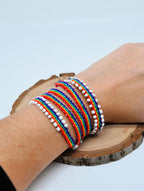 Pulsera Watana peruana hecha a mano: lana vibrante y artesanía con cuentas - Colores aleatorios