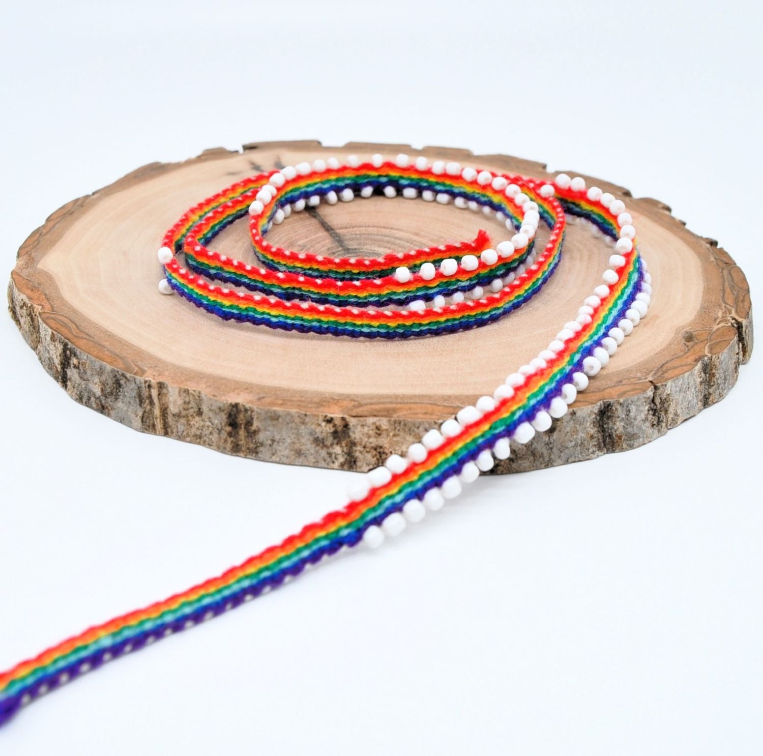 Pulsera Watana peruana hecha a mano: lana vibrante y artesanía con cuentas - Colores aleatorios