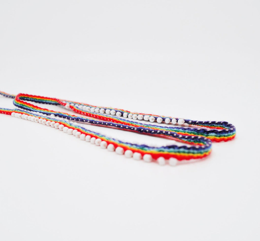 Pulsera Watana peruana hecha a mano: lana vibrante y artesanía con cuentas - Colores aleatorios