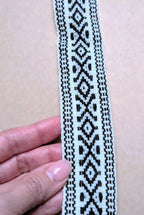 Cinta de Lana Peruana de 3,5 cm de Ancho, Tejida a Mano en Telar Tradicional, Motivos Geométricos Andinos, Se Vende por Metro