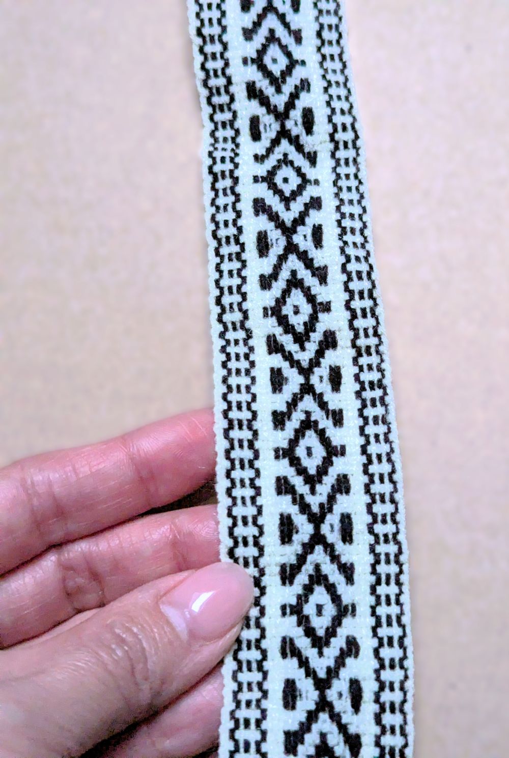 Cinta de Lana Peruana de 3,5 cm de Ancho, Tejida a Mano en Telar Tradicional, Motivos Geométricos Andinos, Se Vende por Metro