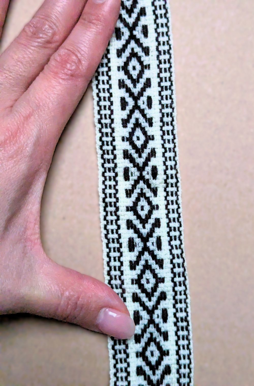 Cinta de Lana Peruana de 3,5 cm de Ancho, Tejida a Mano en Telar Tradicional, Motivos Geométricos Andinos, Se Vende por Metro