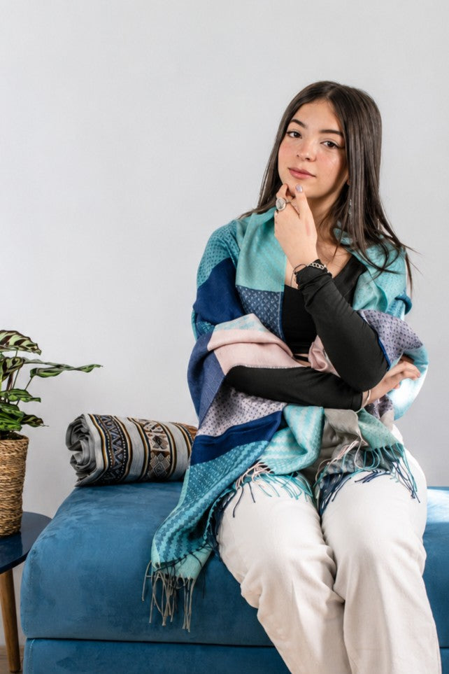 Châle turquoise géométrique en Baby-Alpaga & soie – Écharpe péruvienne de luxe tissée à la main