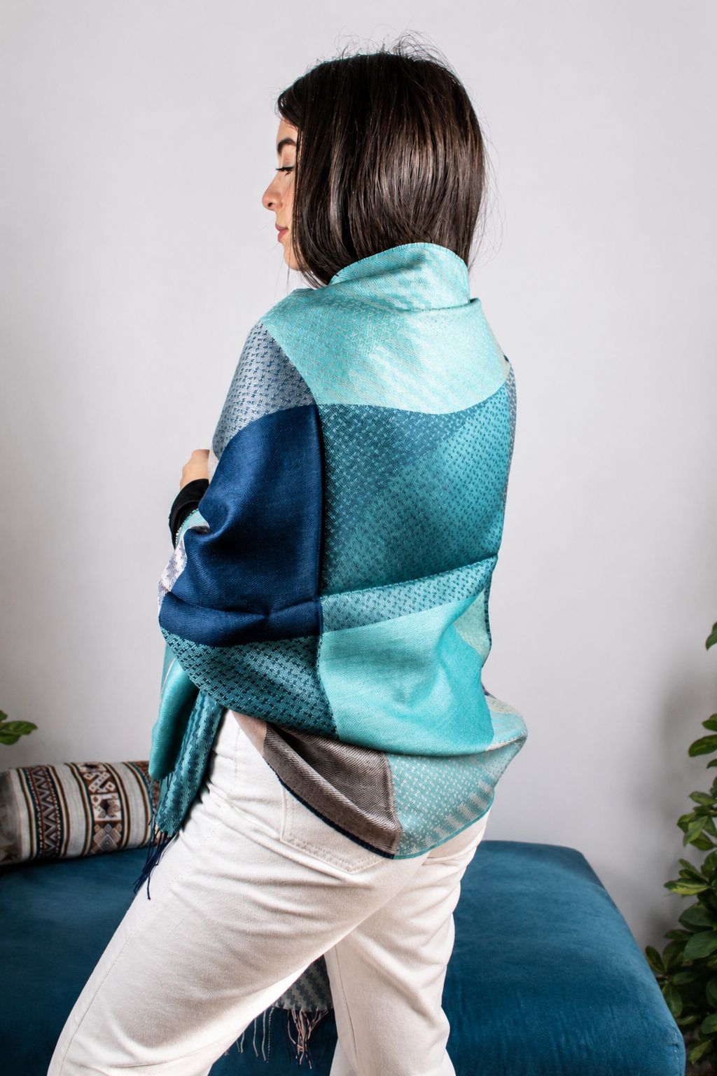 Châle turquoise géométrique en Baby-Alpaga & soie – Écharpe péruvienne de luxe tissée à la main