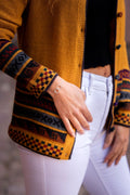 Cárdigan de Baby-Alpaca – Oro, Verde Hoja y Chiné Azul Oscuro | Tejidos Peruanos de Herencia Andina