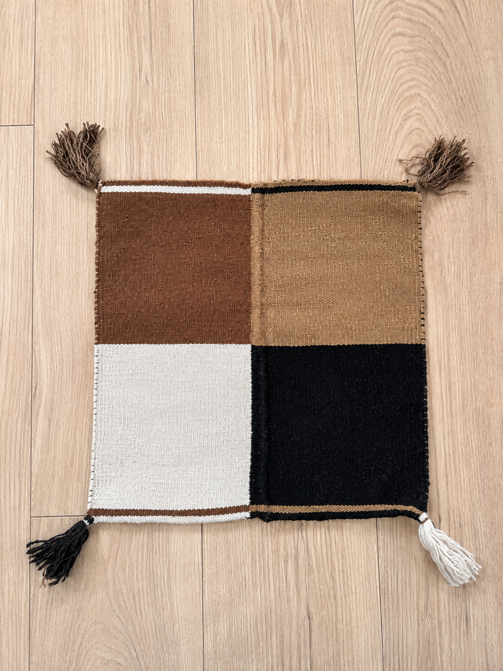 Unkuña Mestana – Quatre Suyus de l'Empire Inca | Tissu Rituel en Alpaga Naturel Tissé à la Main de la Communauté Ausangate, Pérou | 3 Modèles Uniques